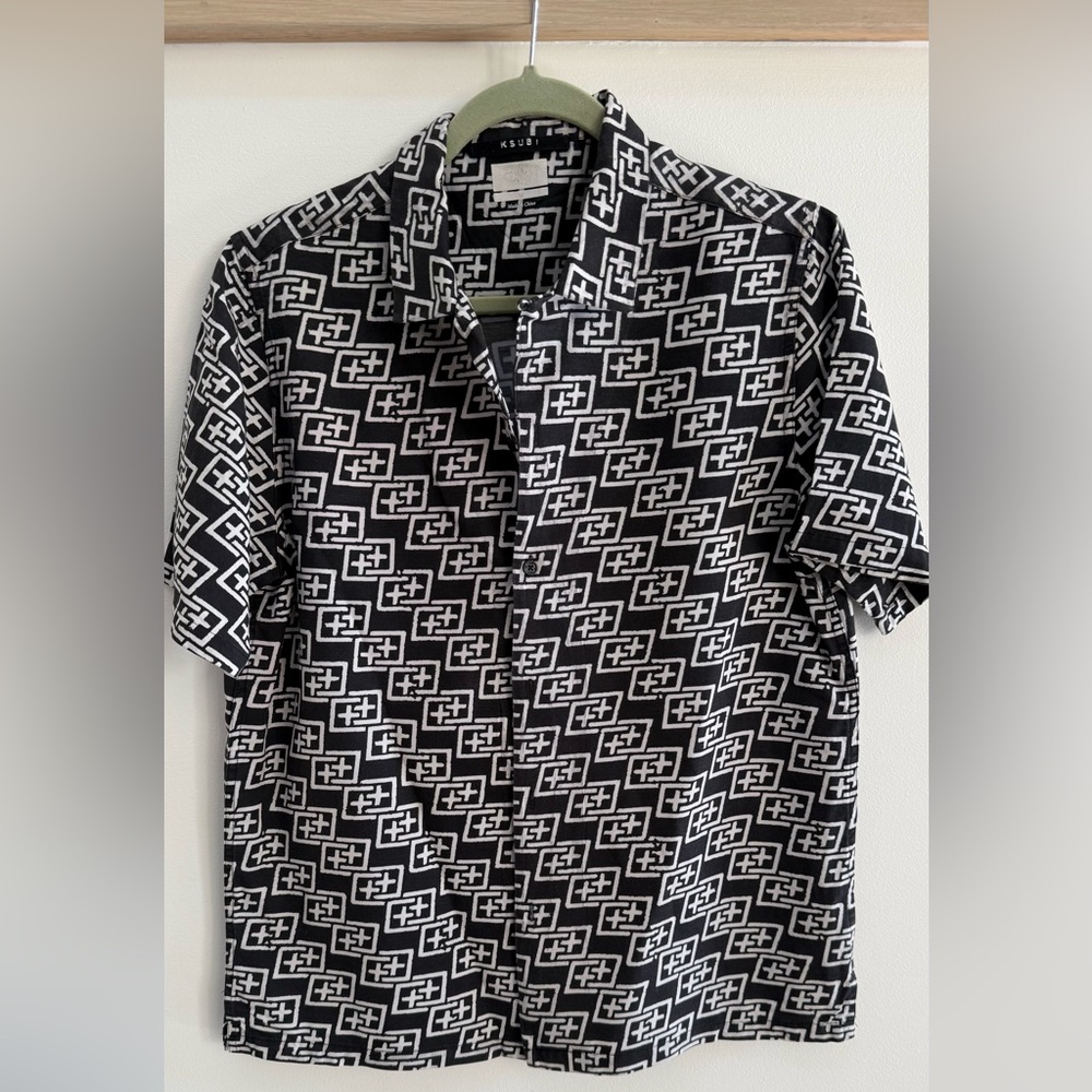 KSUBI Men's Black and White Geo Print Short Sleeve Shirt